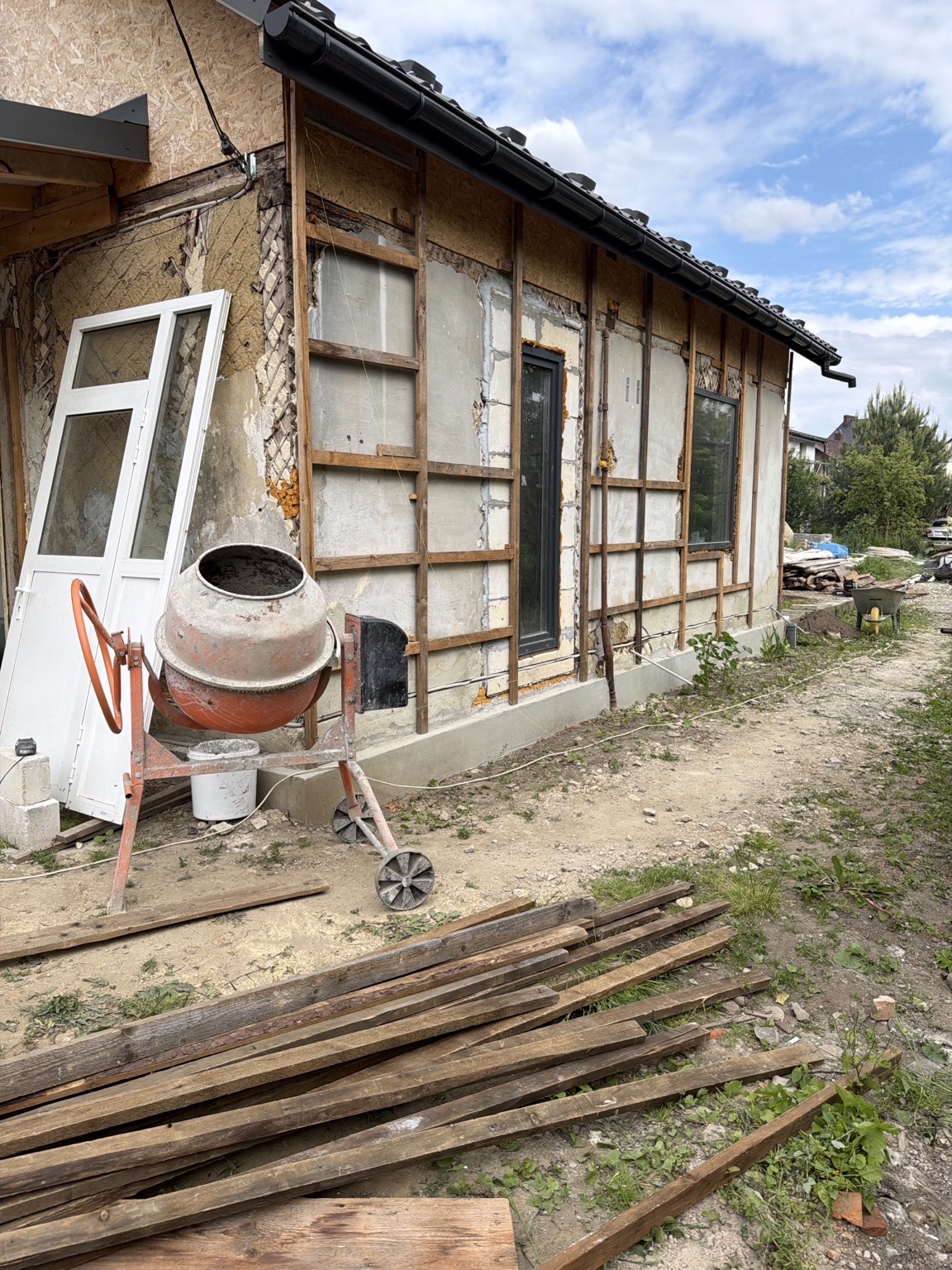 Будинок із двома вікнами, прорізом і напрямними — загальний вигляд